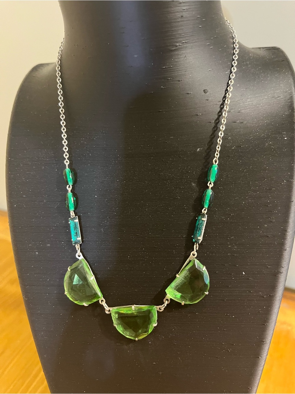 Vintage Art Deco 1920s Czech Green Molded Glass Shield Collar Necklace 14”